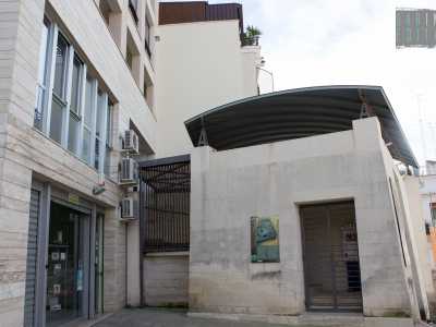 Il primo ritrovamento che visitiamo � la domus di Montescupolo, situata nell'omonima via. La dimora, realizzata nel I secolo d.C., fu rinvenuta nel 2004 ed � inglobata e mimetizzata con maestria in un moderno palazzo